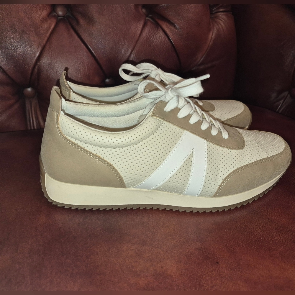 Mia Kable Low Profile Sneaker Size 8
